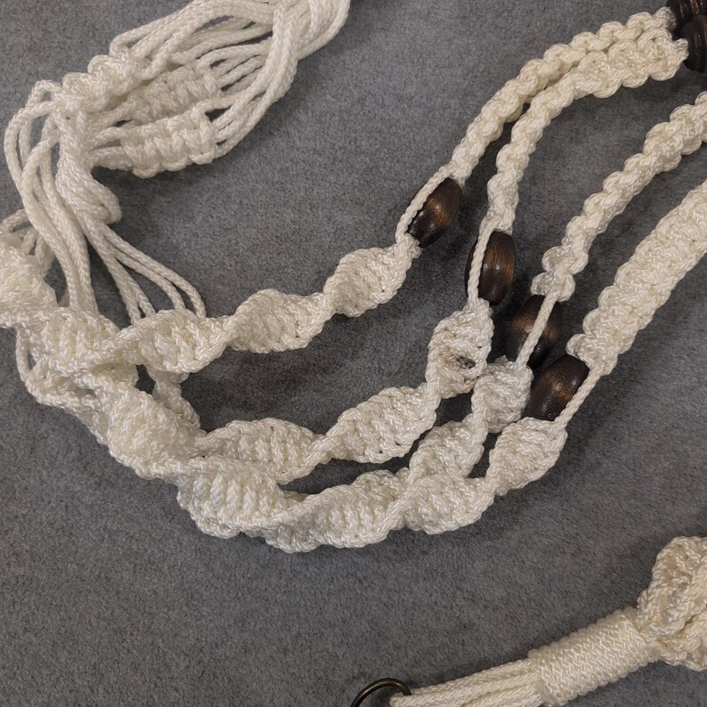 Macetero grande vintage de macramé con cuentas de madera trenzadas en blanco roto, estilo bohemio, 167 cm imagen 4