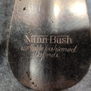Conjunto de 3 Calçadeiras de Metal Vintage Nunn Bush, em Aço Antigo, nas Cores Marrom e Prateado. imagem 2