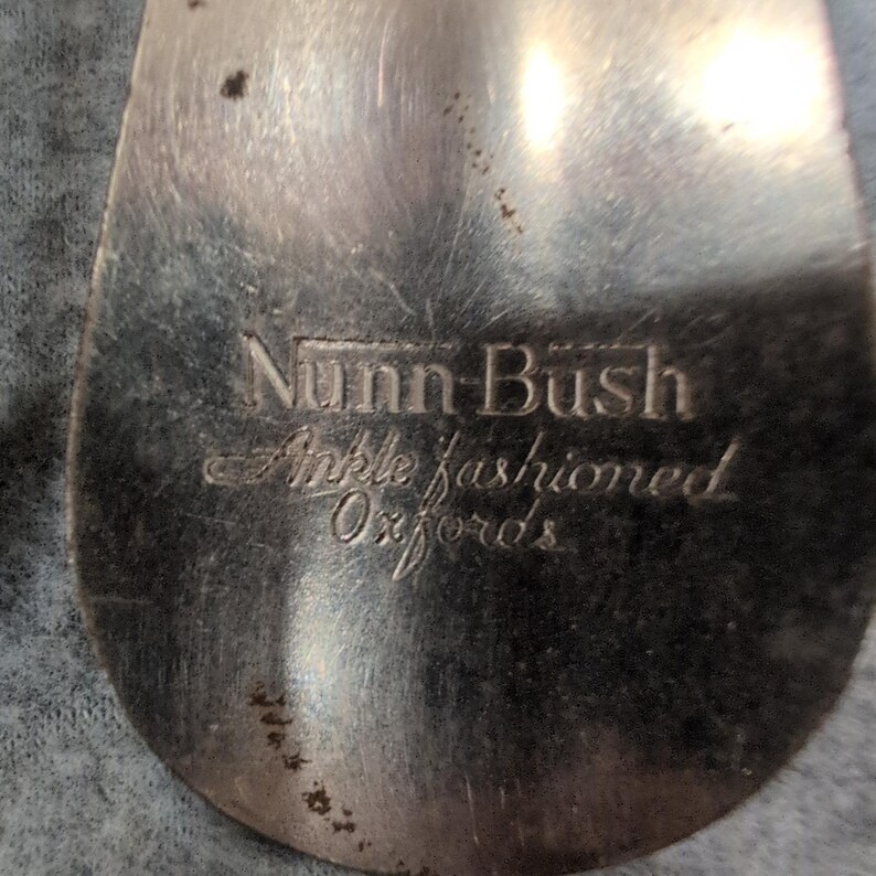 Conjunto de 3 Calçadeiras de Metal Vintage Nunn Bush, em Aço Antigo, nas Cores Marrom e Prateado. imagem 2
