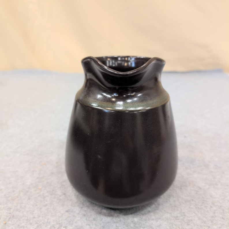 Jarra de cerámica franciscana con esmalte negro satinado, estilo moderno de mediados de siglo. imagen 6