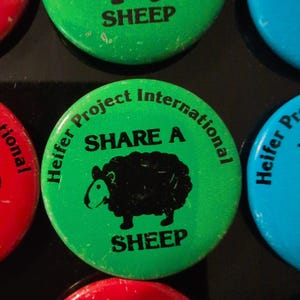 Vintage Heifer Project International Ansteckbutton-Set mit Bauernhoftieren, 16-teilig, sehr guter Zustand Bild 6