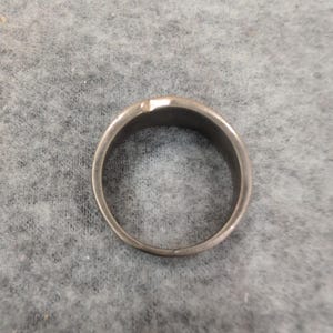 Anillo vintage de plata con relieve floral y detalles incrustados. imagen 3