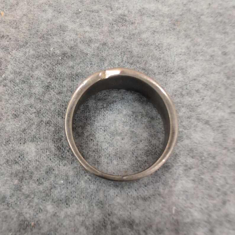 Anillo vintage de plata con relieve floral y detalles incrustados. imagen 3