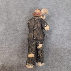 Statuetta da collezione di Emmett Kelly Jr. Clown che tiene in mano un martello e indossa abiti strappati immagine 4