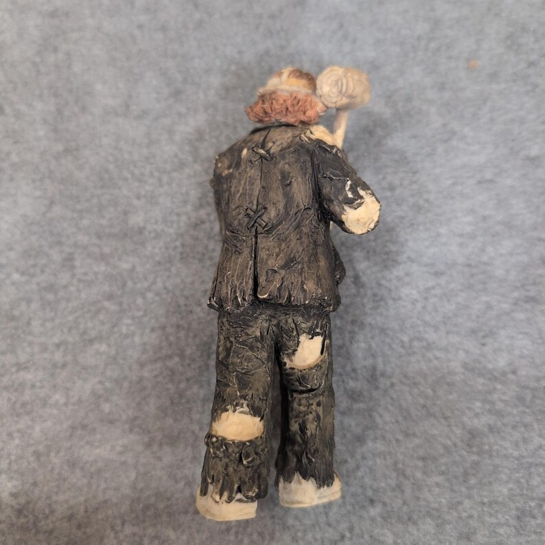 Statuetta da collezione di Emmett Kelly Jr. Clown che tiene in mano un martello e indossa abiti strappati immagine 4