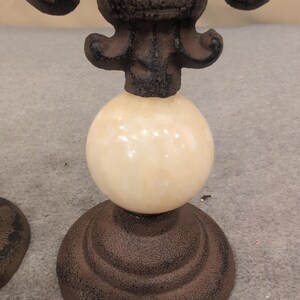 Juego de 2 remates decorativos de hierro fundido y piedra con diseño de flor de lis, color marrón crema. imagen 3