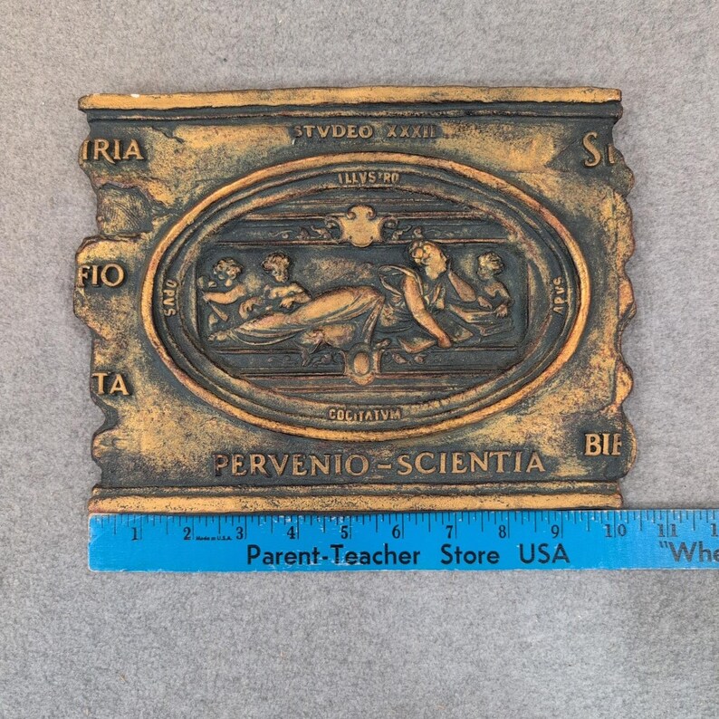Marko Mfg Inc Pervenio Scientia Latin Classical Relief Gold Wall Plaque 1074 imagen 2
