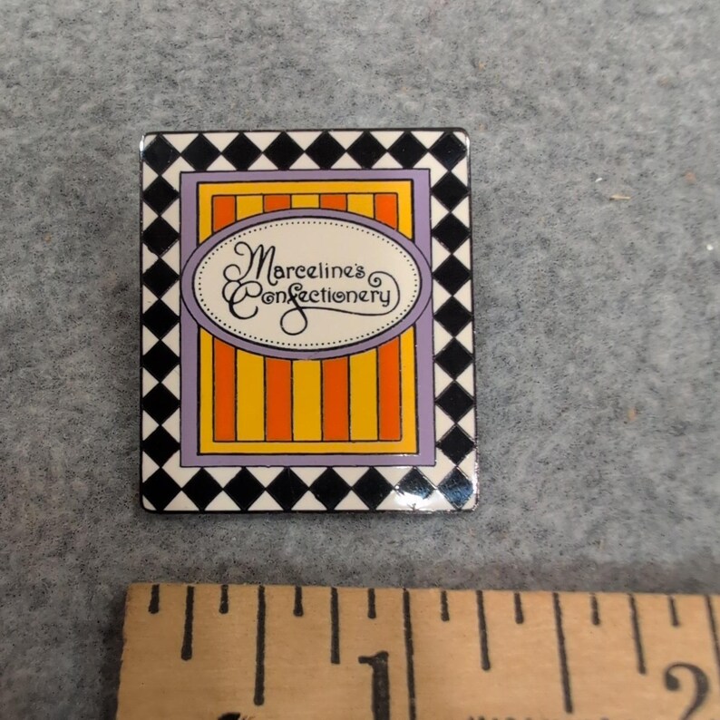 Spilla in edizione limitata (LE 1500) della Pasticceria di Marceline Disney per il 1° anniversario. immagine 2
