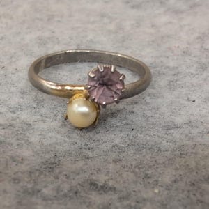 Anello vintage color argento con pietra rosa finta e perla, gioiello da donna immagine 1