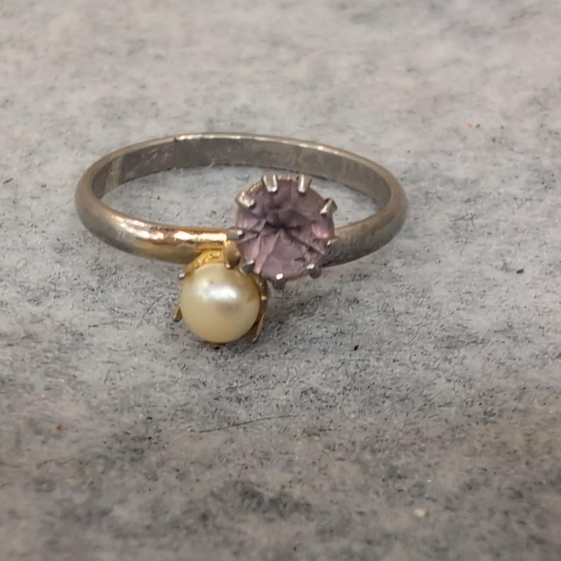 Anello vintage color argento con pietra rosa finta e perla, gioiello da donna immagine 1