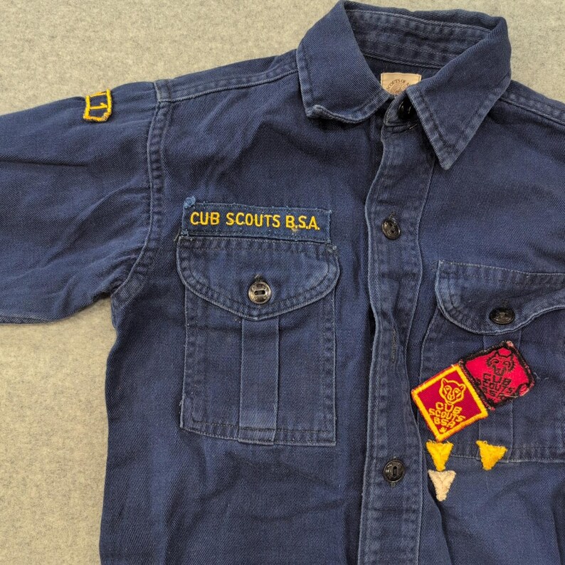 Camicia a maniche lunghe con bottoni in denim blu vintage dei Cub Scouts BSA per ragazzi immagine 3
