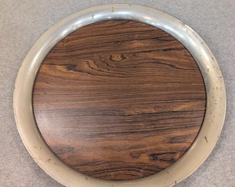 Vintage rond dienblad met houtnerf en metaal met wolkenkrabberembleem NA307