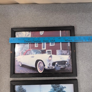 Juego de 2 láminas enmarcadas del Ford Thunderbird clásico, descapotable blanco. imagen 3