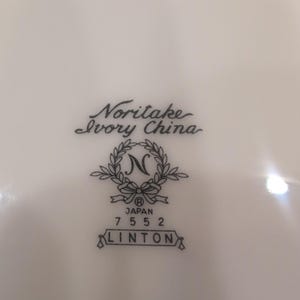 Bol para sopa Noritake Ivory China Linton 7552 con borde dorado. Hecho en Japón. Color blanco cremoso. imagen 5