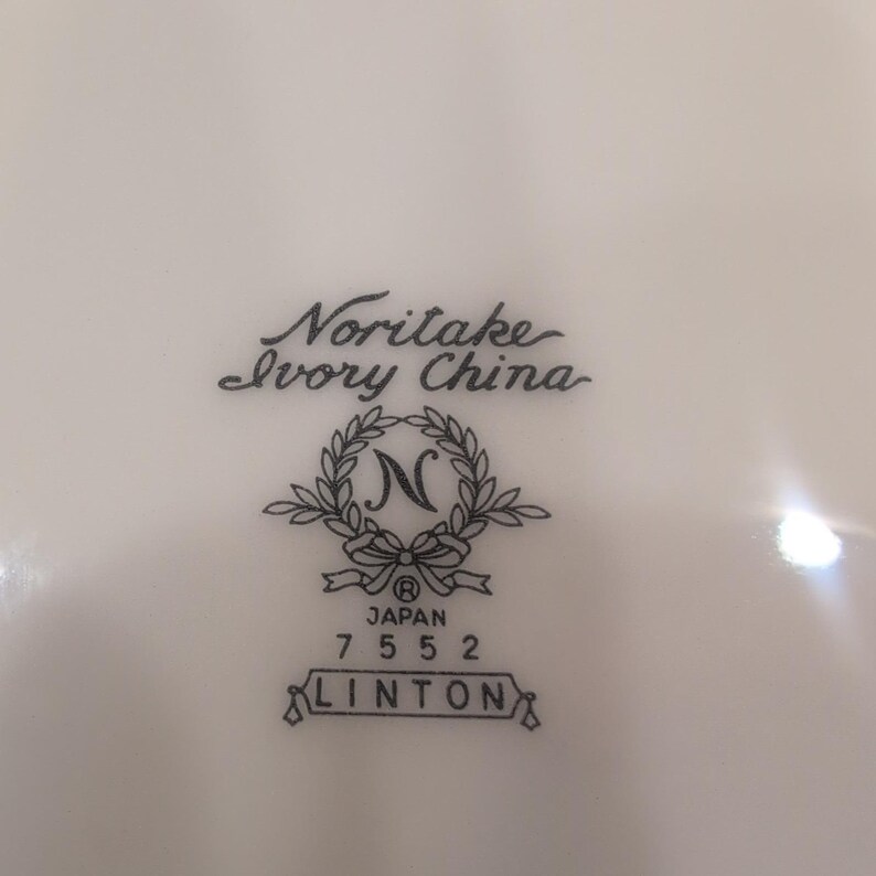 Bol para sopa Noritake Ivory China Linton 7552 con borde dorado. Hecho en Japón. Color blanco cremoso. imagen 5