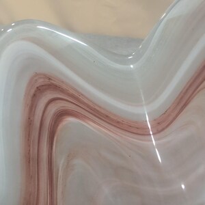 Centro de mesa de vidrio artístico soplado a mano con borde ondulado, diseño en espiral blanco y malva imagen 3