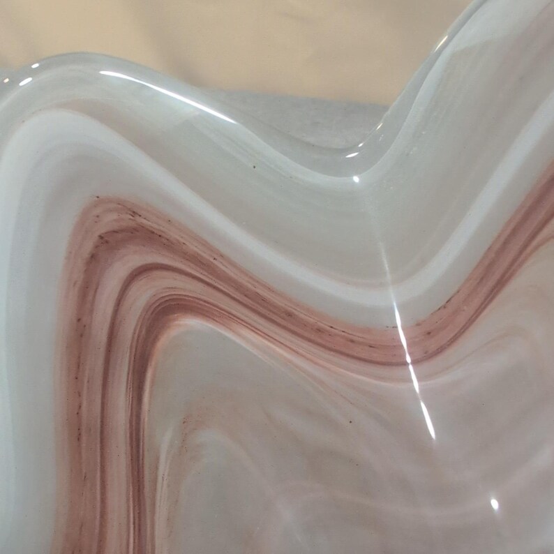 Centro de mesa de vidrio artístico soplado a mano con borde ondulado, diseño en espiral blanco y malva imagen 3