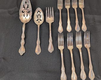 Set di posate in argento placcato Oneida di Wm A Rogers, 11 pezzi, forchette da portata con decorazioni floreali.