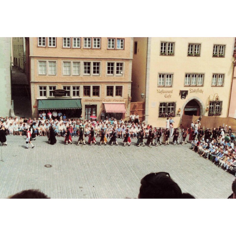 Fotografía antigua encontrada Desfile folclórico alemán Plaza del pueblo Konditorei-Cafe Prezel Bavari imagen 1
