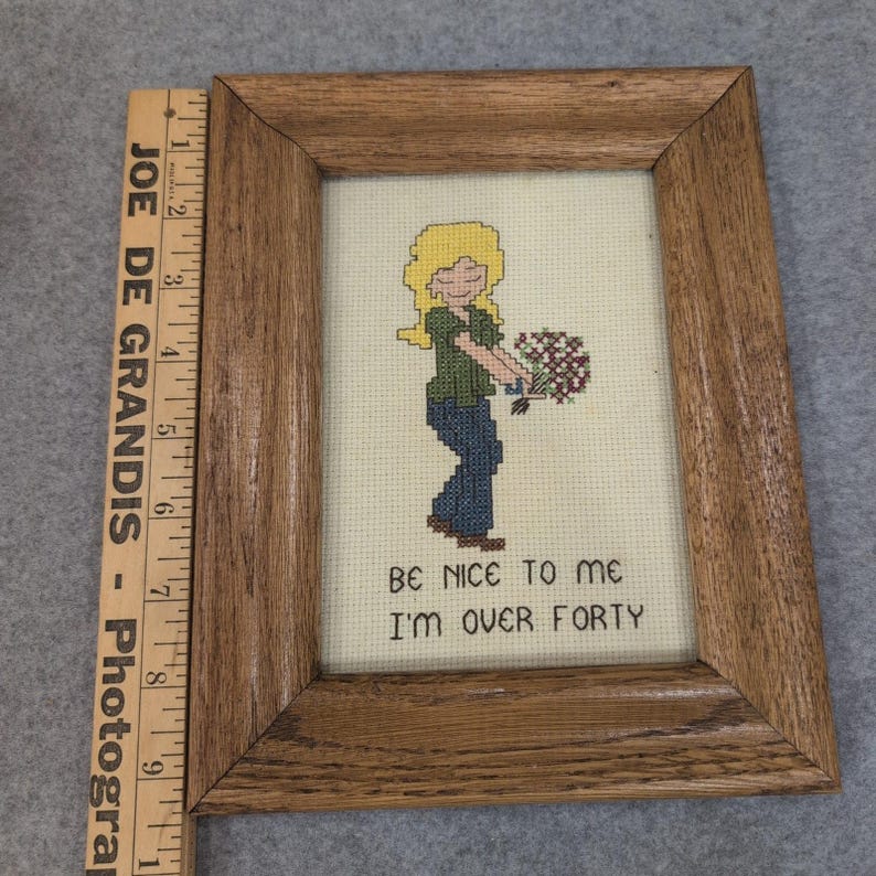 Cuadro decorativo de punto de cruz vintage con marco de madera "Sé amable conmigo, tengo más de cuarenta años". imagen 2