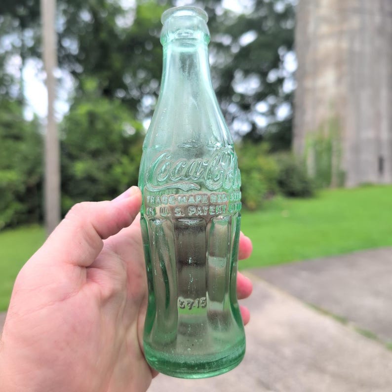 Botella de Coca-Cola vintage de Anniston, Alabama, de 1957, con diseño de falda estrecha y 177 ml (6 oz) de vidrio verde. imagen 1
