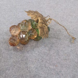 Vintage stijl gefacetteerd acryl druivenornament bladgoud ambergroen NA308 afbeelding 2