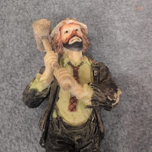 Statuetta da collezione di Emmett Kelly Jr. Clown che tiene in mano un martello e indossa abiti strappati immagine 1