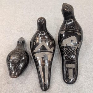 Vintage Mexicaanse Barro Negro zwarte klei geëtste vogelbeeldjes set van 3 Mexico afbeelding 3