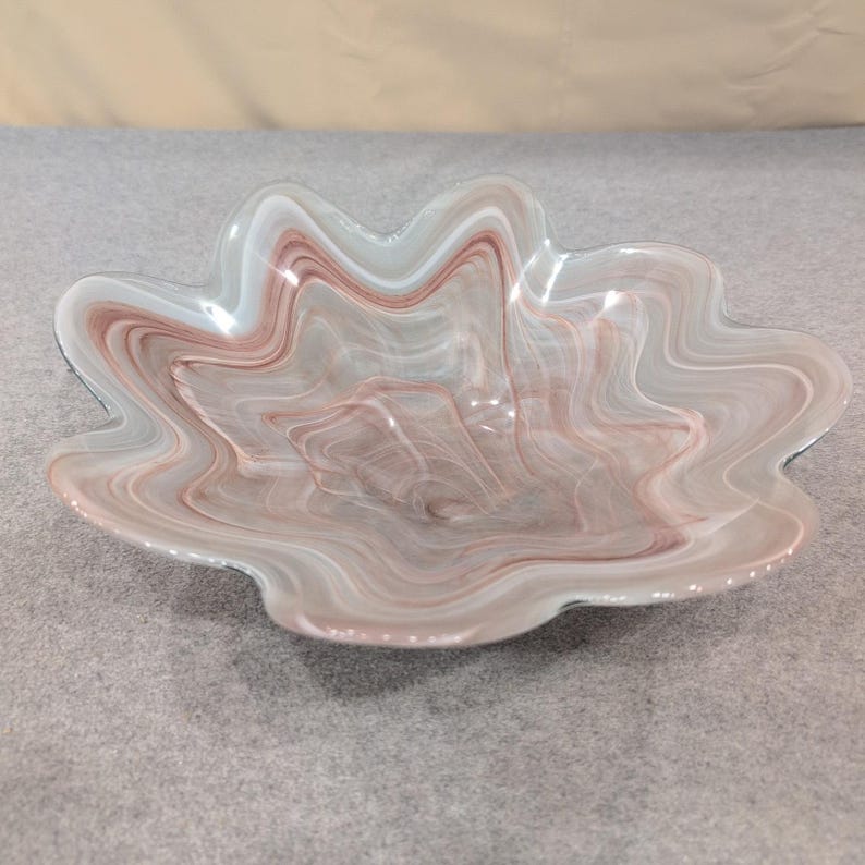 Centro de mesa de vidrio artístico soplado a mano con borde ondulado, diseño en espiral blanco y malva imagen 1