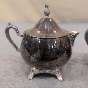 Oneida Silver Plated Footed Cream and Sugar Set with Lid USA Vintage image 2