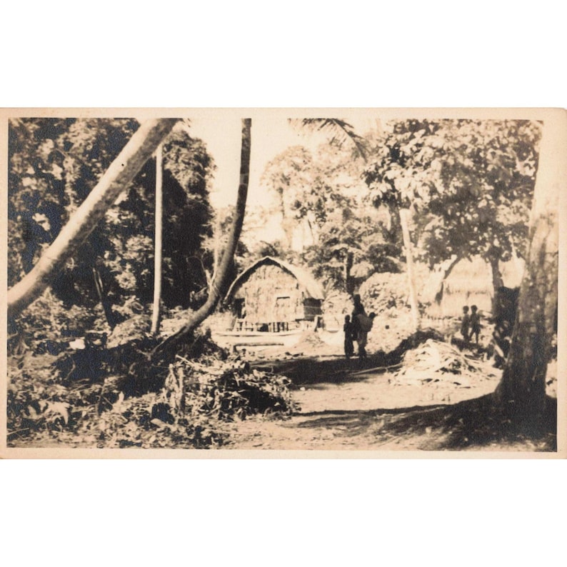 WO II Pacifische eilanden Foto Jungle Village Pad Amerikaanse militairen Seabees Context afbeelding 1