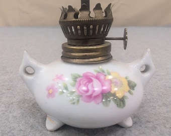 Miniaturowa porcelanowa lampa naftowa w kwiaty w kolorze białym, różowym, żółtym i złotym z wykończeniem NA308