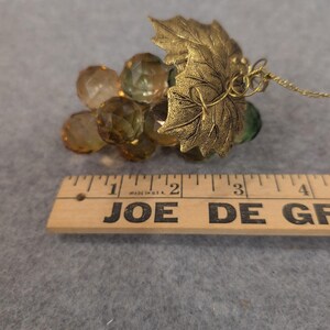 Vintage stijl gefacetteerd acryl druivenornament bladgoud ambergroen NA308 afbeelding 3