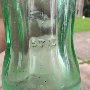 Botella de Coca-Cola vintage de Anniston, Alabama, de 1957, con diseño de falda estrecha y 177 ml (6 oz) de vidrio verde. imagen 3