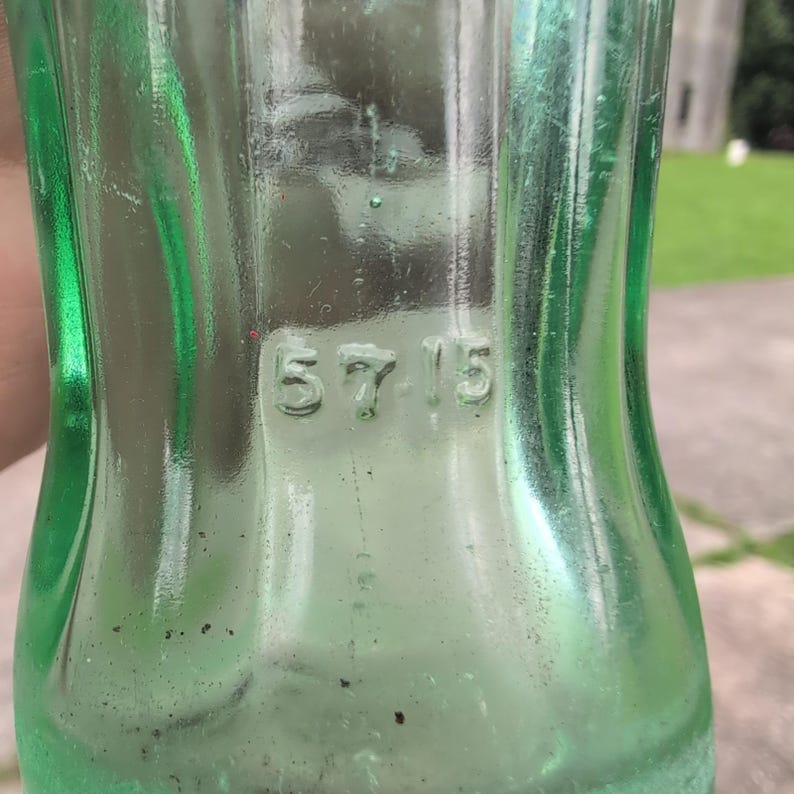 Botella de Coca-Cola vintage de Anniston, Alabama, de 1957, con diseño de falda estrecha y 177 ml (6 oz) de vidrio verde. imagen 3