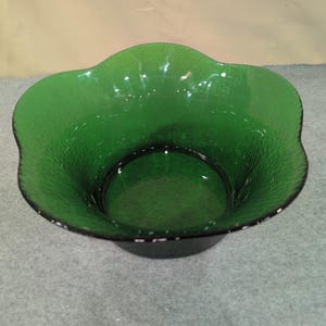 Vintage Emerald Green Crinkle Glass Scalloped Rim Decorative Bowl Centerpiece image 3
