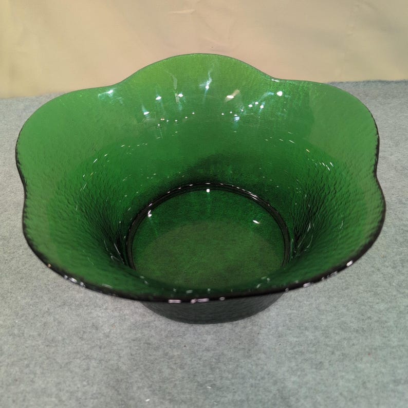 Vintage Emerald Green Crinkle Glass Scalloped Rim Decorative Bowl Centerpiece image 3