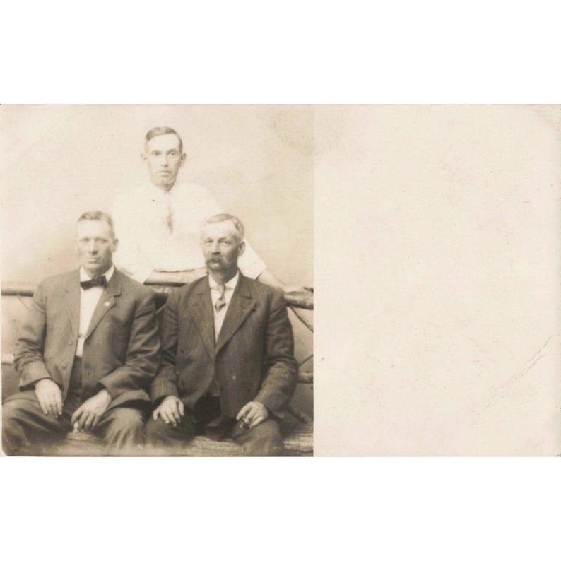 Antyczna pocztówka RPPC „Trzej mężczyźni, portret studyjny, Casino Park, Endicott, NY” zdjęcie 1