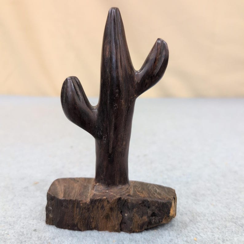 Statuetta vintage in legno di ferro intagliata a mano raffigurante un cactus saguaro, scultura di arte popolare del deserto. immagine 2