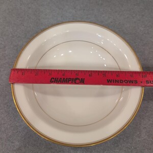 Bol para sopa Noritake Ivory China Linton 7552 con borde dorado. Hecho en Japón. Color blanco cremoso. imagen 3