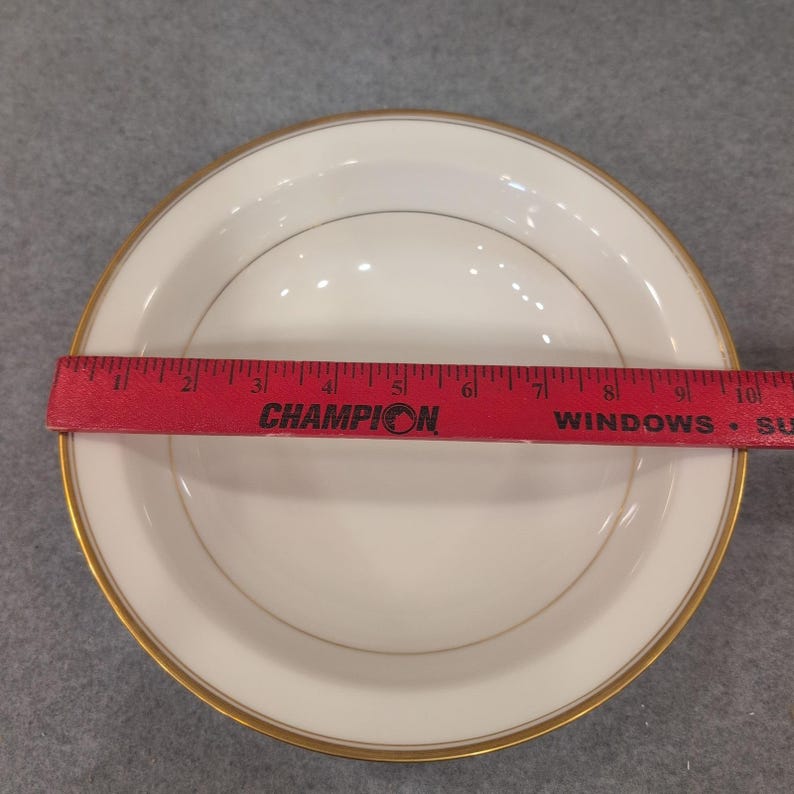 Bol para sopa Noritake Ivory China Linton 7552 con borde dorado. Hecho en Japón. Color blanco cremoso. imagen 3