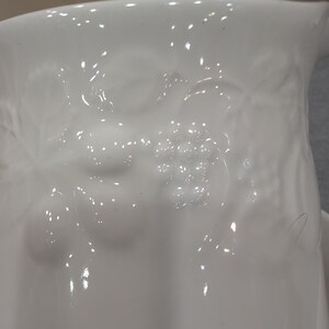 Gibson Housewares witte kan en kom met fruitontwerp in reliëf afbeelding 7