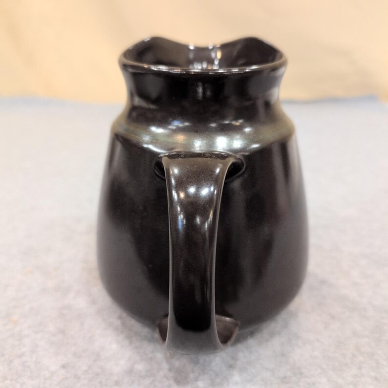 Jarra de cerámica franciscana con esmalte negro satinado, estilo moderno de mediados de siglo. imagen 2
