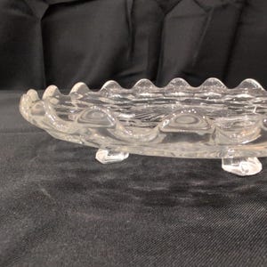 Vintage onderzetter van helder geperst glas met honingraatmotief, geschulpte rand en zonnestralenmotief in het midden. afbeelding 6
