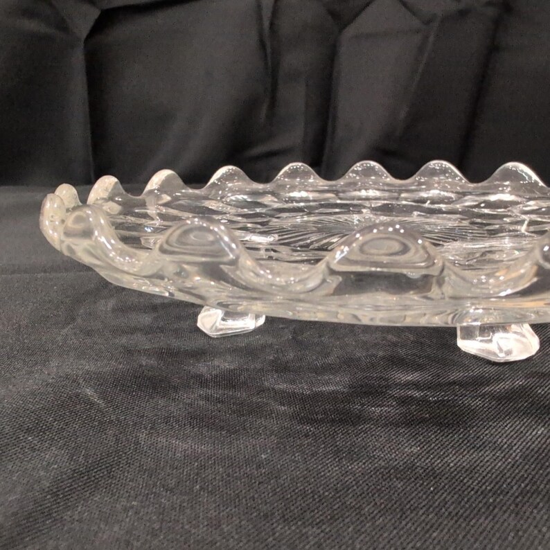 Vintage onderzetter van helder geperst glas met honingraatmotief, geschulpte rand en zonnestralenmotief in het midden. afbeelding 6