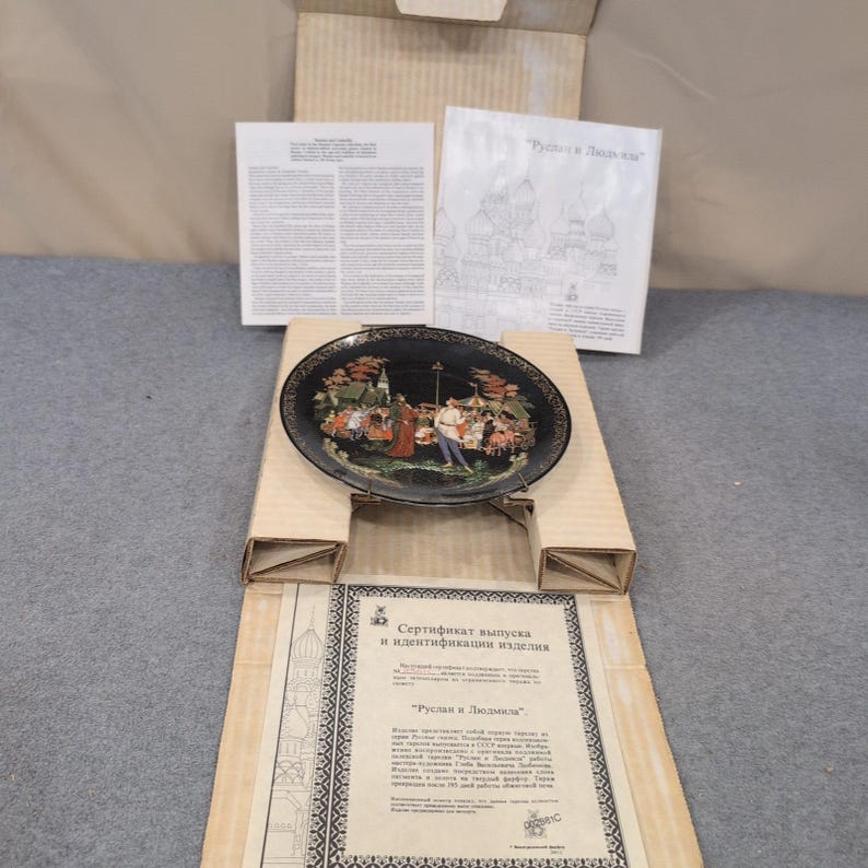 Prato de porcelana colecionável com os personagens Ruslan e Ludmilla, lendas russas, Palekh, URSS, 1988. imagem 7