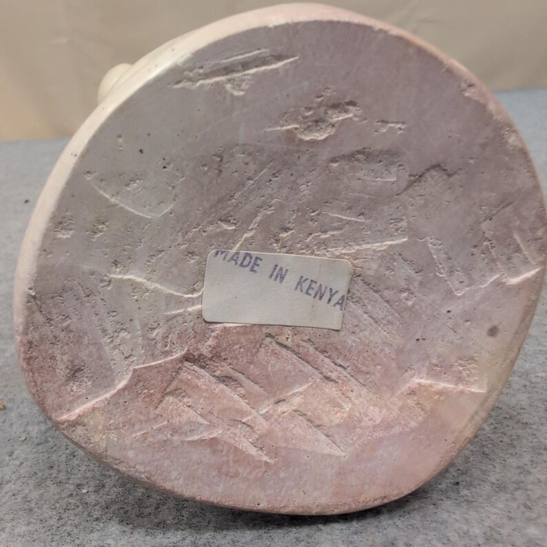 Scultura astratta in pietra saponaria intagliata a mano, Kenya, raffigurante l'unità familiare e un'opera d'arte astratta color crema rosa. immagine 5