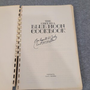 Assinado o livro de receitas "Once in a Blue Moon Cookbook", Montgomery, Alabama, Blue Moon Inn, 1979. imagem 2