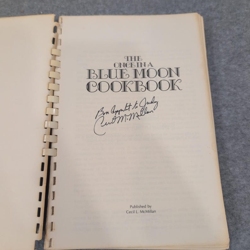 Assinado o livro de receitas "Once in a Blue Moon Cookbook", Montgomery, Alabama, Blue Moon Inn, 1979. imagem 2