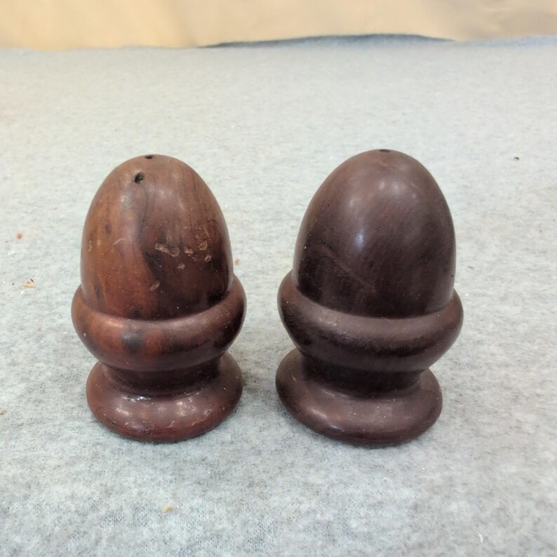 Vintage Californische eikelzout- en peperstel met eikel, Californische sequoia, donker hout, VS afbeelding 1